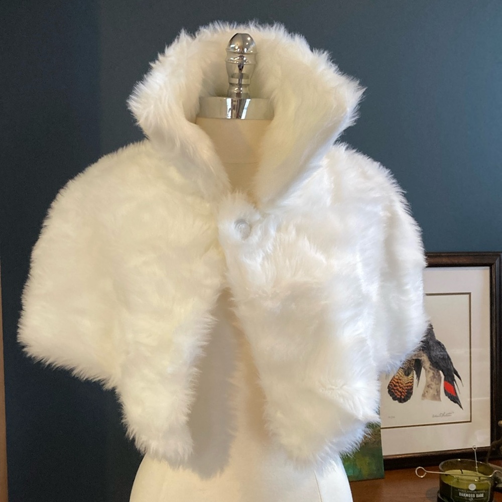 Elegant White Faux Fur Capelet